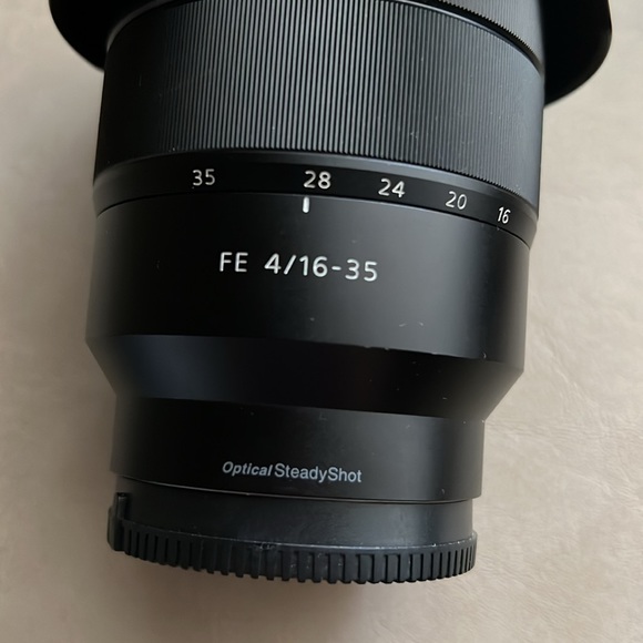 New Sony FE 16–35mm F4 ZA OSS Full-frame Wide-angle Zoom ZEISS Lens - Picture 9 of 9